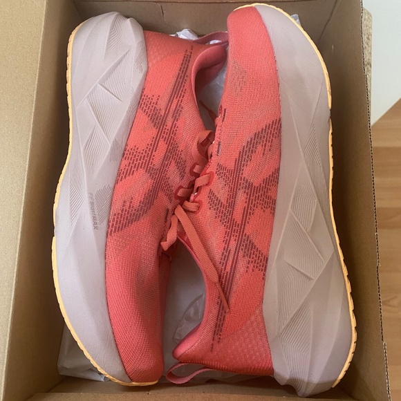 ASICS Novablast 5 *New* - Picture 1 of 4